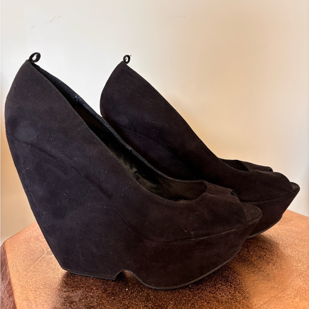 G BY GUESS wedge suede heel SZ 8.5